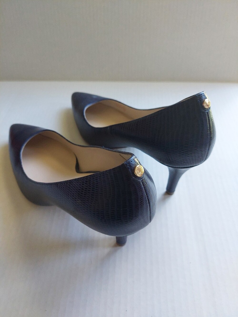 Like NEW Cole Haan High Heel Pumps Navy Blue Sz 10. ( D ) - Picture 3 of 6